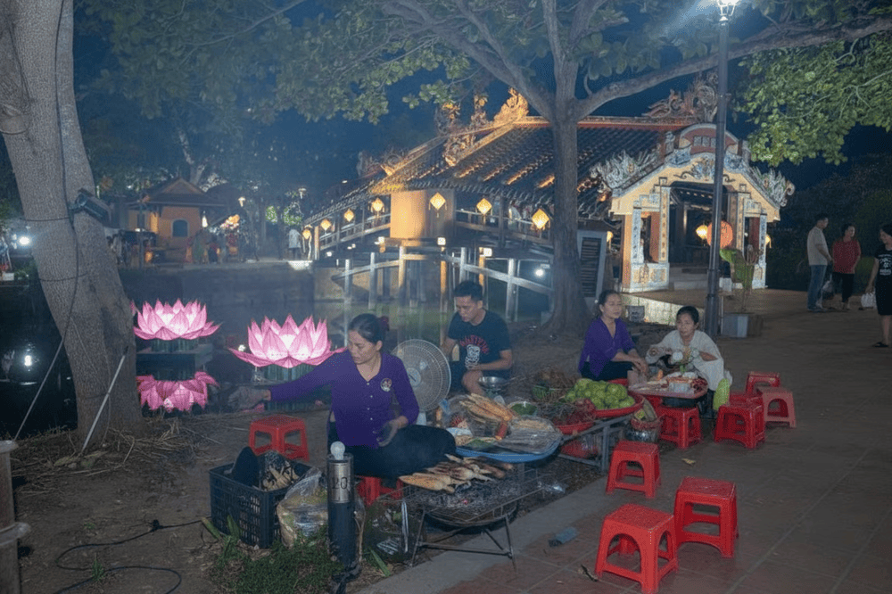 Không thể thiếu các sạp hàng và gian hàng ẩm thực đồng quê tại chợ đêm